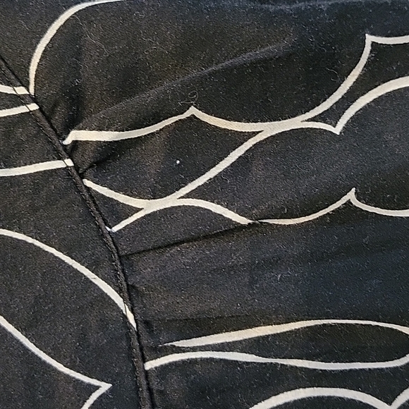 Apt. 9 Black And White Short Sleeved Top. Scooped Neck Size Medium - Picture 5 of 6